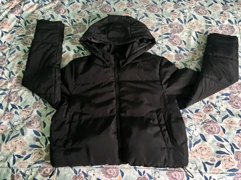 Chaqueta acolchada negra con capucha - 1