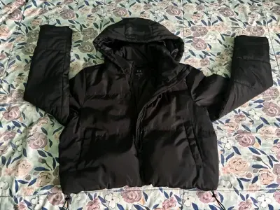Chaqueta acolchada negra con capucha - miniatura 2