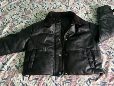 Chaqueta de cuero negra con forro de piel - miniatura 1