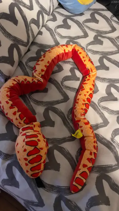 Serpiente de peluche Legoland color naranja y rojo - miniatura 1