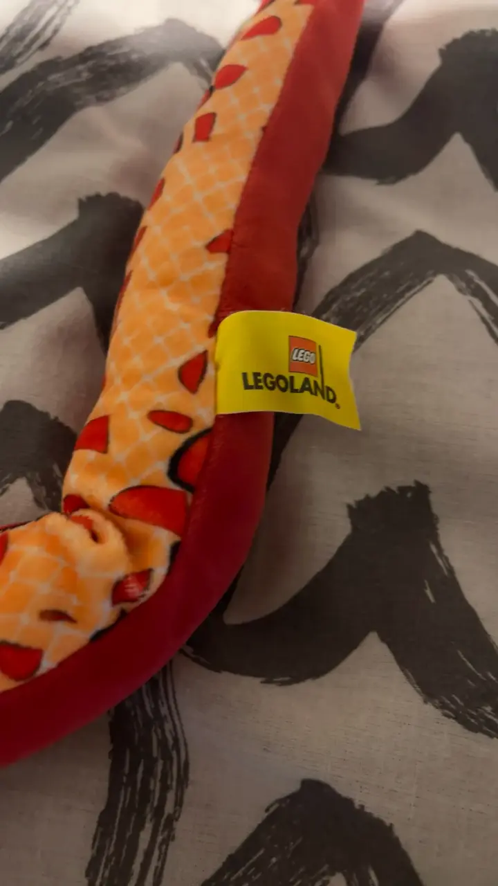 Serpiente de peluche Legoland color naranja y rojo - 3