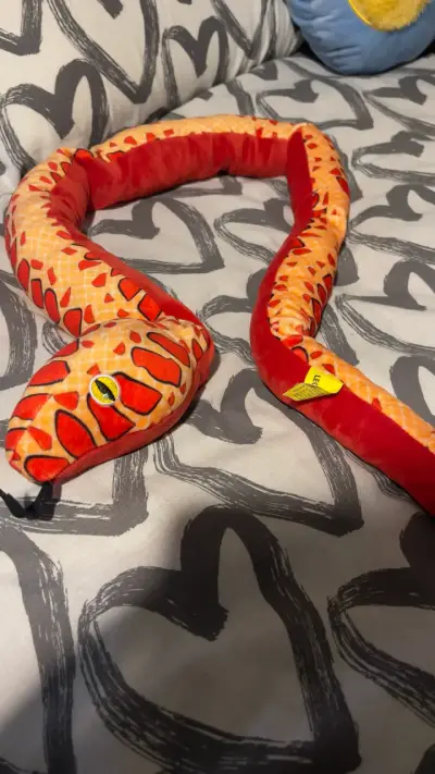 Serpiente de peluche Legoland color naranja y rojo - miniatura 4