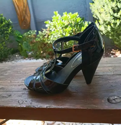 Sandalias de Tacón Negro Charol para Mujer - miniatura 1