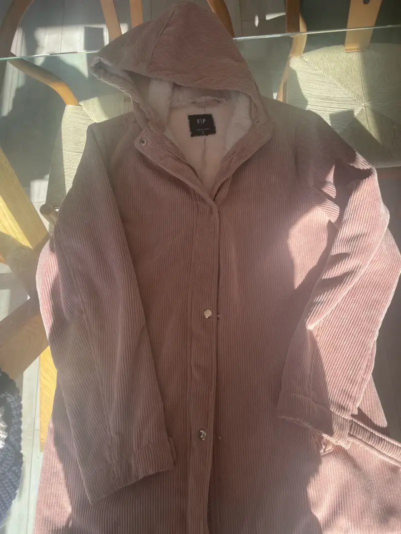 Abrigo de pana con capucha F&P color rosa