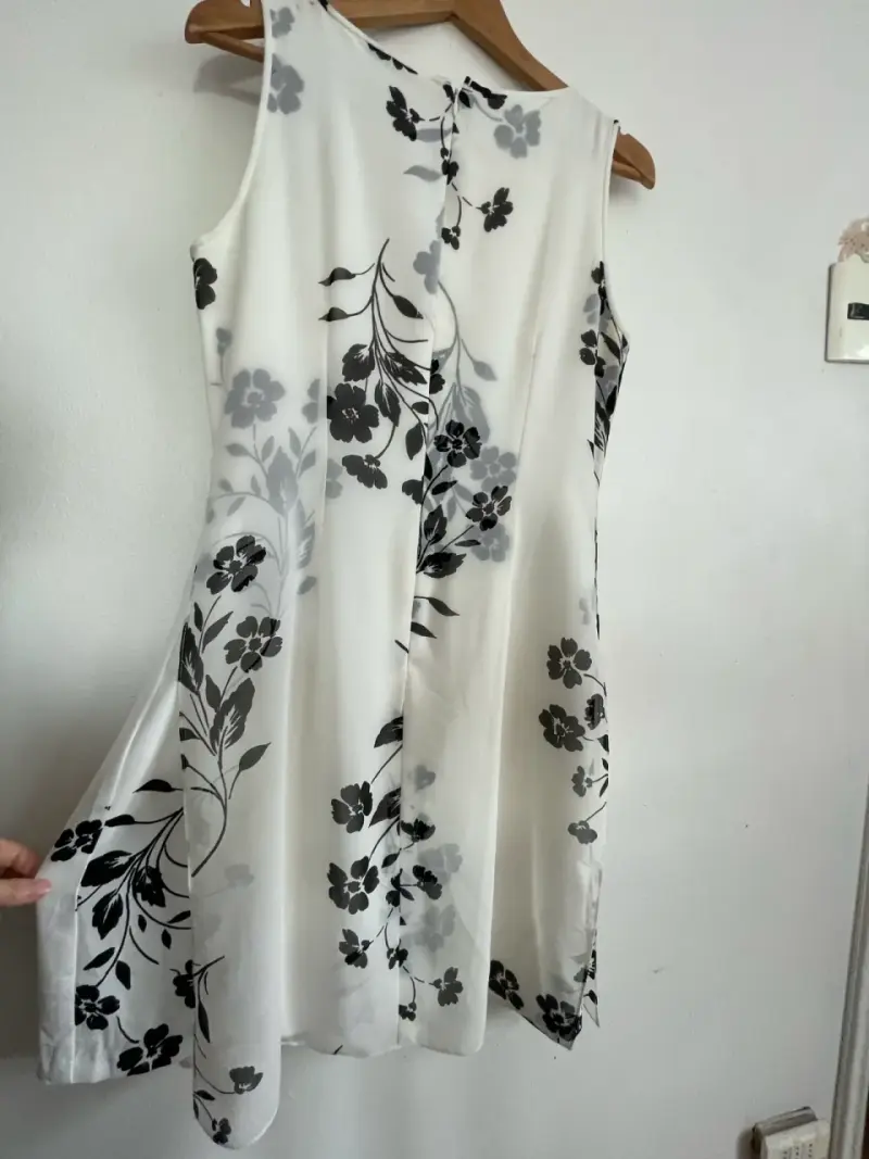 Vestido sin mangas blanco con estampado floral - 1