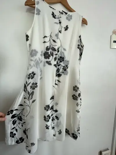 Vestido sin mangas blanco con estampado floral - miniatura 1