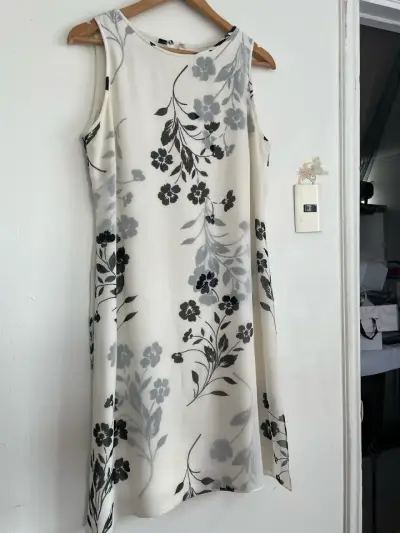 Vestido sin mangas blanco con estampado floral - miniatura 2