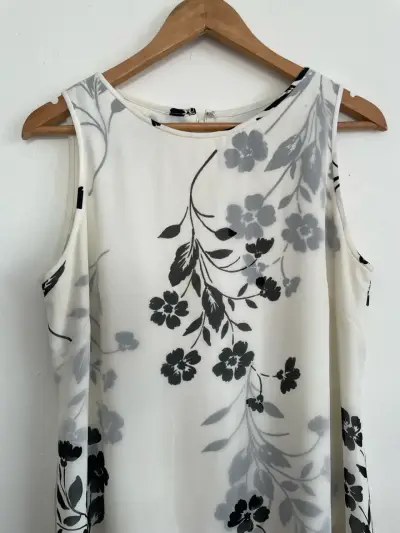 Vestido sin mangas blanco con estampado floral - miniatura 3
