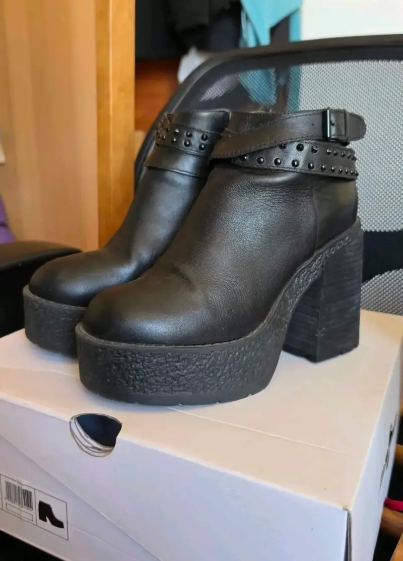 Botines de cuero negro con plataforma y tachas - 1