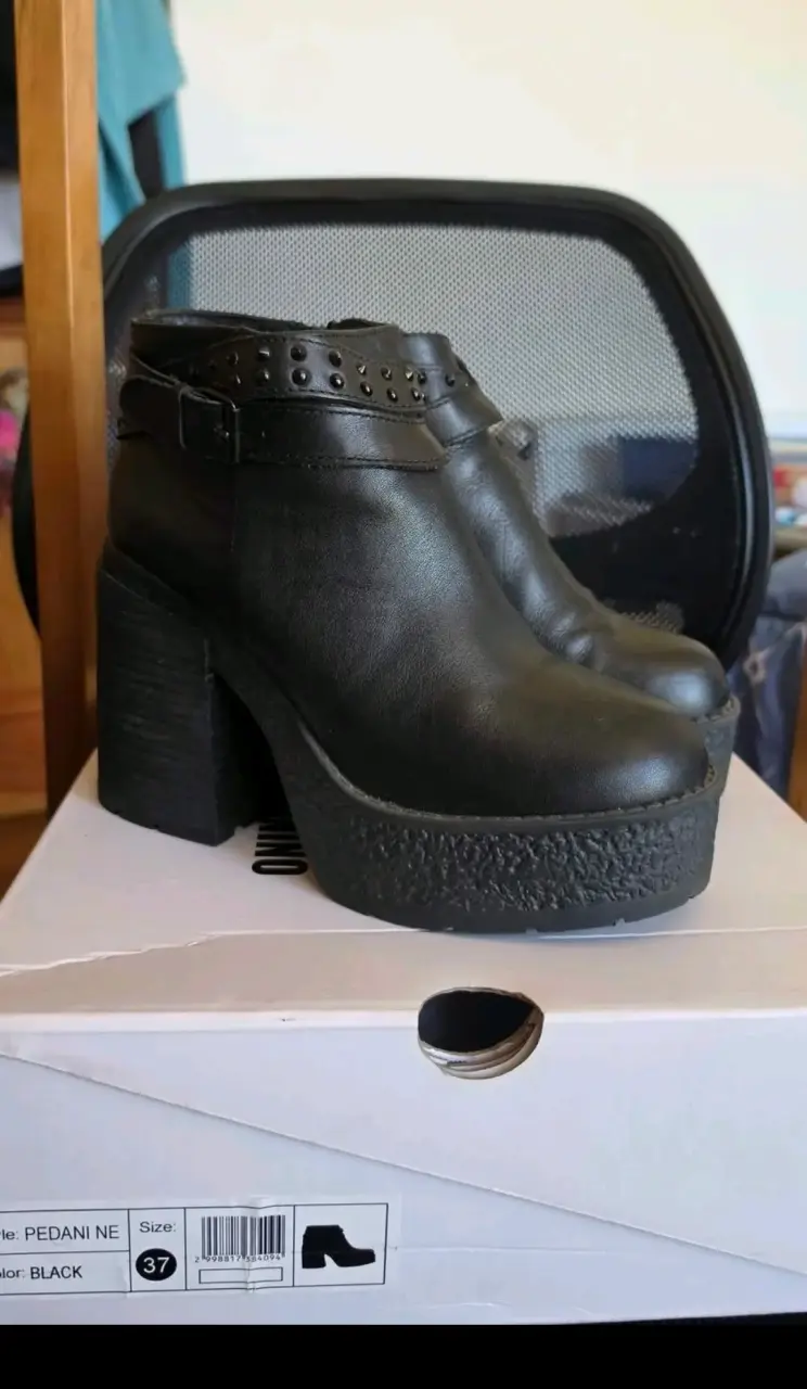 Botines de cuero negro con plataforma y tachas - 4