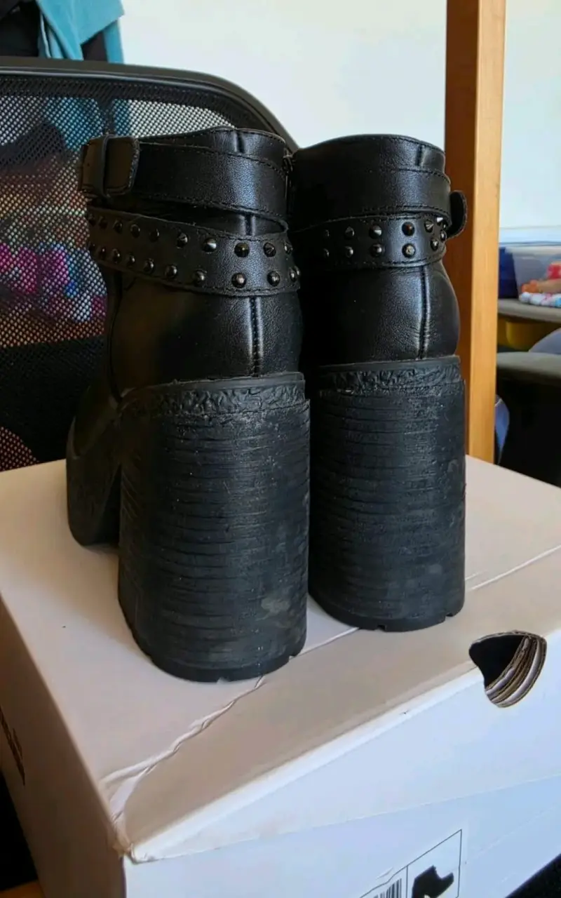 Botines de cuero negro con plataforma y tachas - 5