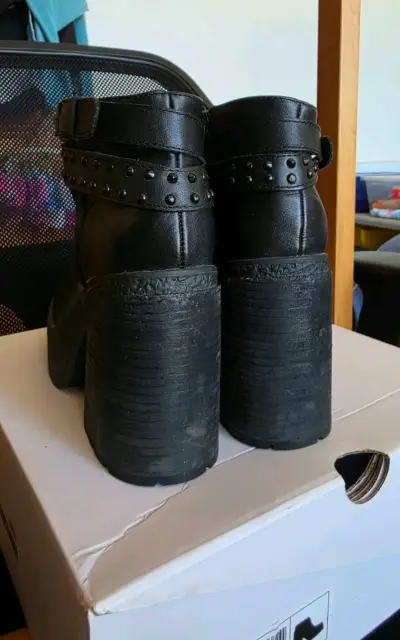 Botines de cuero negro con plataforma y tachas - miniatura 5