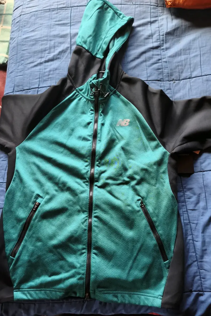 Chaqueta deportiva New Balance verde y negra - 1