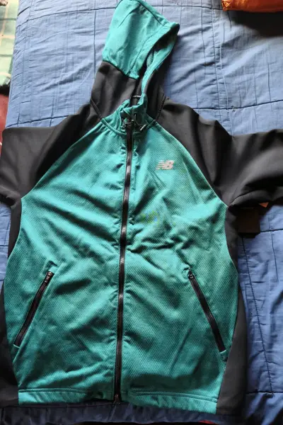 Chaqueta deportiva New Balance verde y negra - miniatura 1