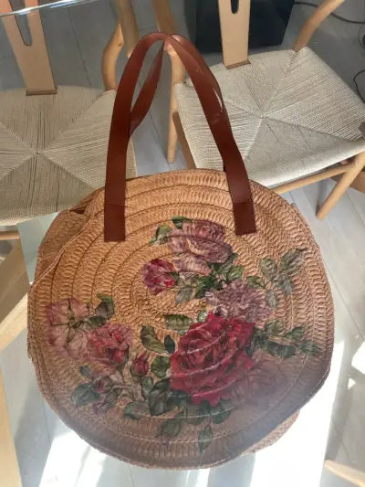 Bolso redondo de paja con diseño floral - miniatura 1