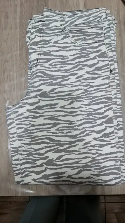 Pantalones estampado animal print gris y crema - miniatura 1