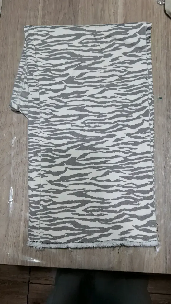 Pantalones estampado animal print gris y crema - 2