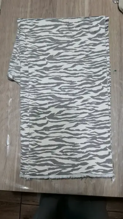 Pantalones estampado animal print gris y crema - miniatura 2