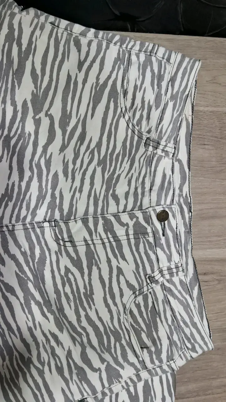 Pantalones estampado animal print gris y crema - 3