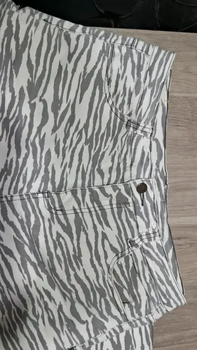 Pantalones estampado animal print gris y crema - miniatura 3