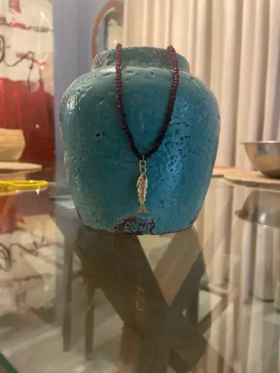 Collar de cuentas rojas con dije de pez dorado - miniatura 1