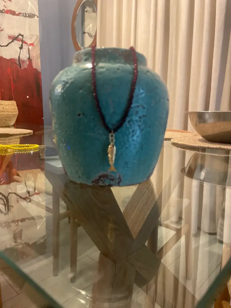 Collar de cuentas rojas con dije de pez dorado - 2
