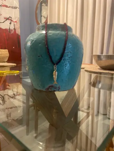 Collar de cuentas rojas con dije de pez dorado - miniatura 2