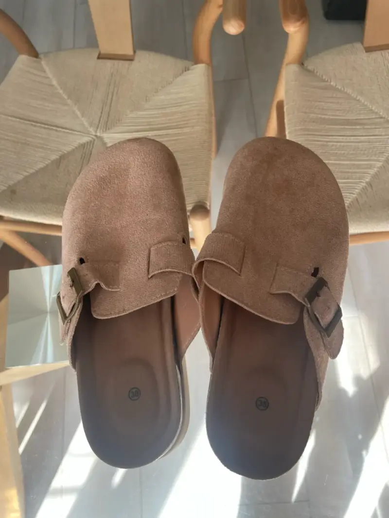 Zuecos de gamuza color beige talla 38