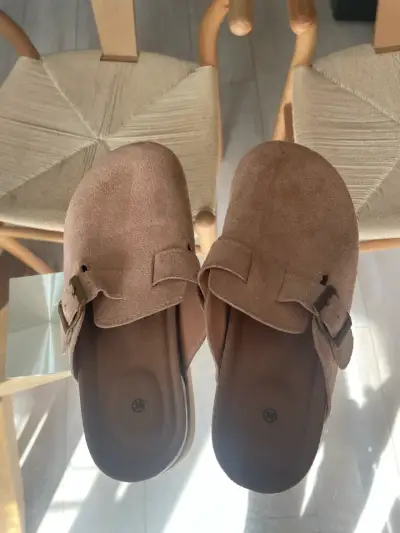Zuecos de gamuza color beige talla 38 - miniatura 1