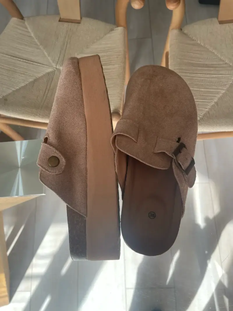 Zuecos de gamuza color beige talla 38 - 2