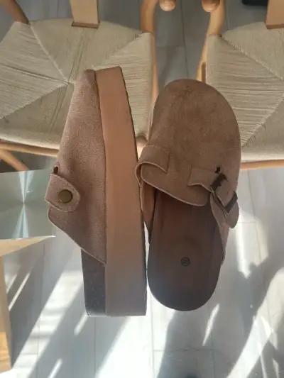 Zuecos de gamuza color beige talla 38 - miniatura 2