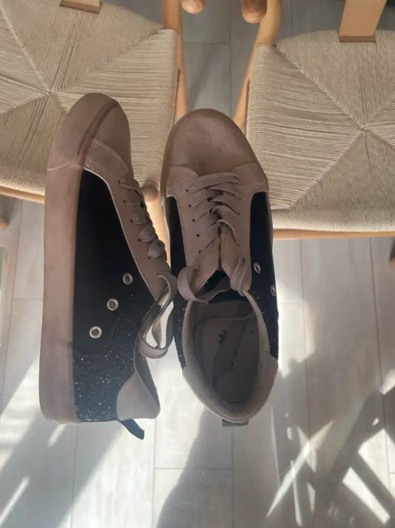 Zapatillas casuales negras con detalles brillantes