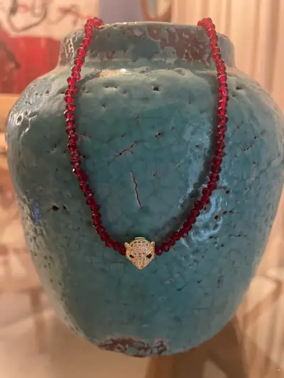Collar de cuentas rojas con dije de felino - miniatura 1