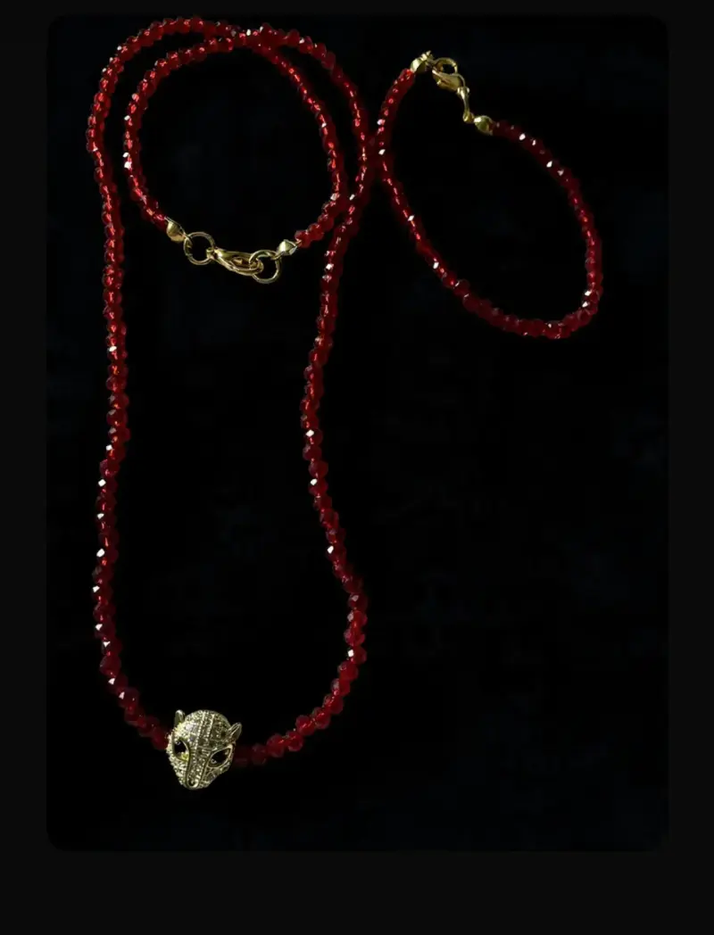 Collar de cuentas rojas con dije de felino - 2