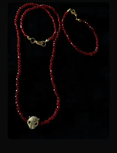 Collar de cuentas rojas con dije de felino - miniatura 2