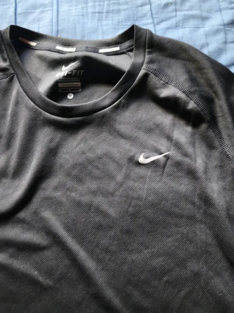Polera deportiva Nike Dri-Fit negra para hombre - 4