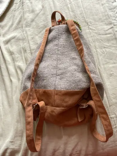 Mochila de tela con pompones coloridos - miniatura 2