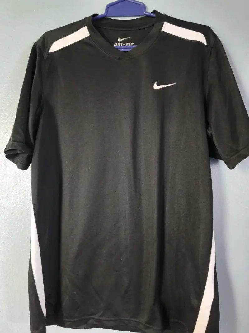 Polera deportiva Nike Dri-Fit negra - 1