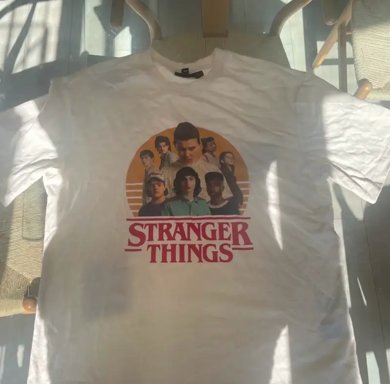Polera Stranger Things blanca para hombre
