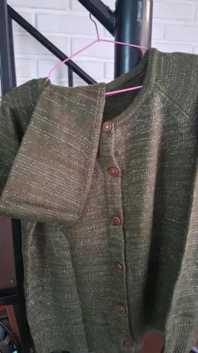 Cardigan de punto verde oliva para mujer - miniatura 3