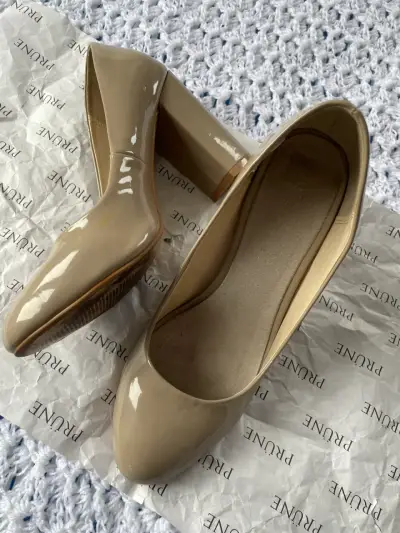 Zapatos de tacón beige en charol - miniatura 1