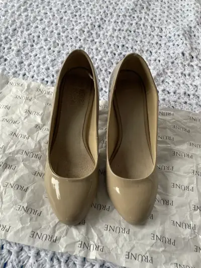 Zapatos de tacón beige en charol - miniatura 2
