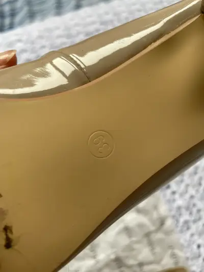 Zapatos de tacón beige en charol - miniatura 4
