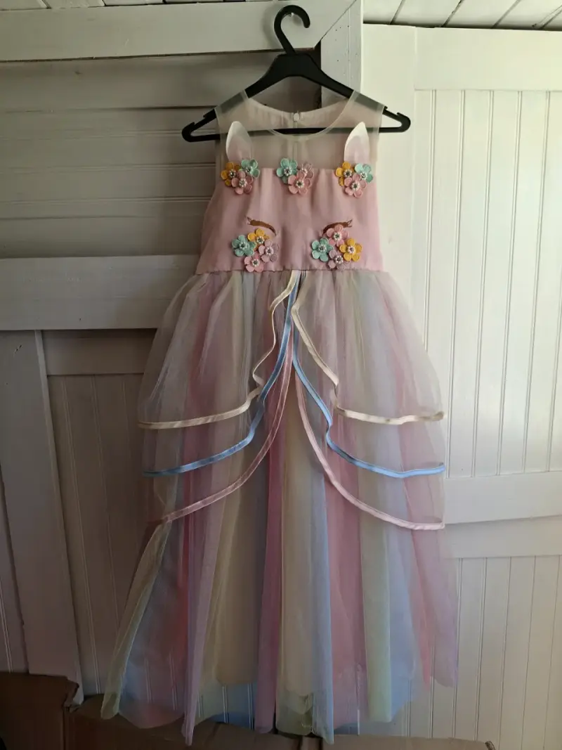 Vestido de niña con tul y flores decorativas