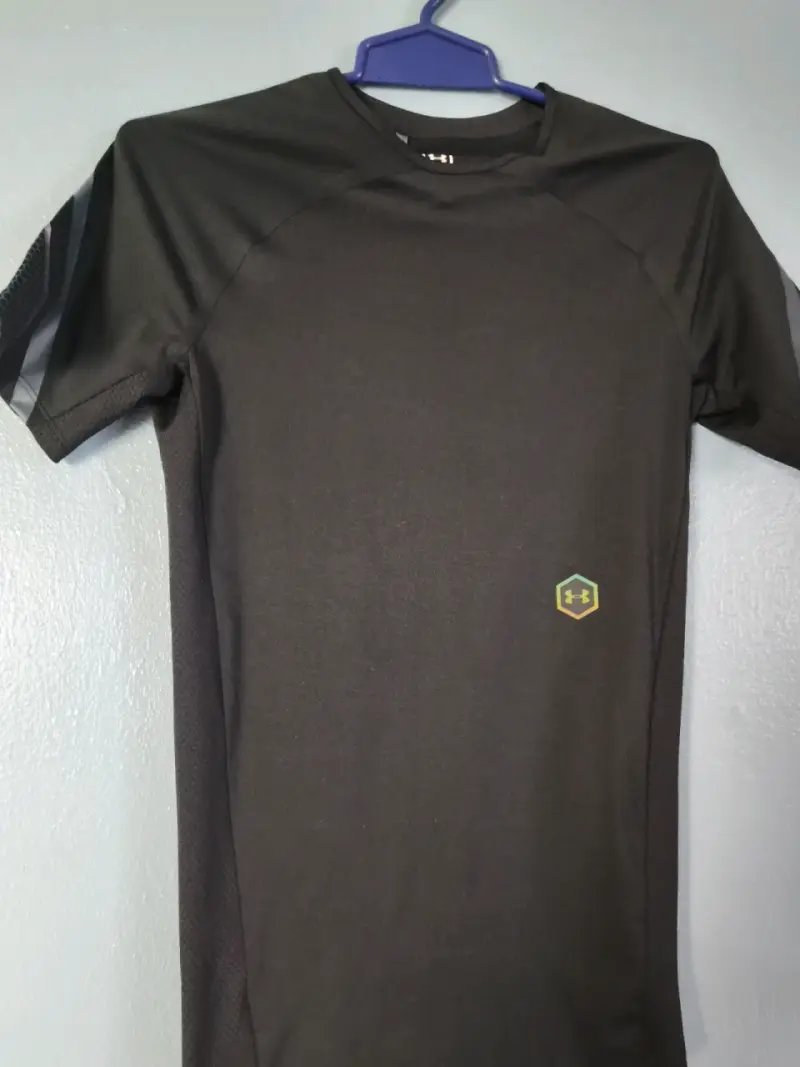 Polera deportiva negra Under Armour Rush - 1