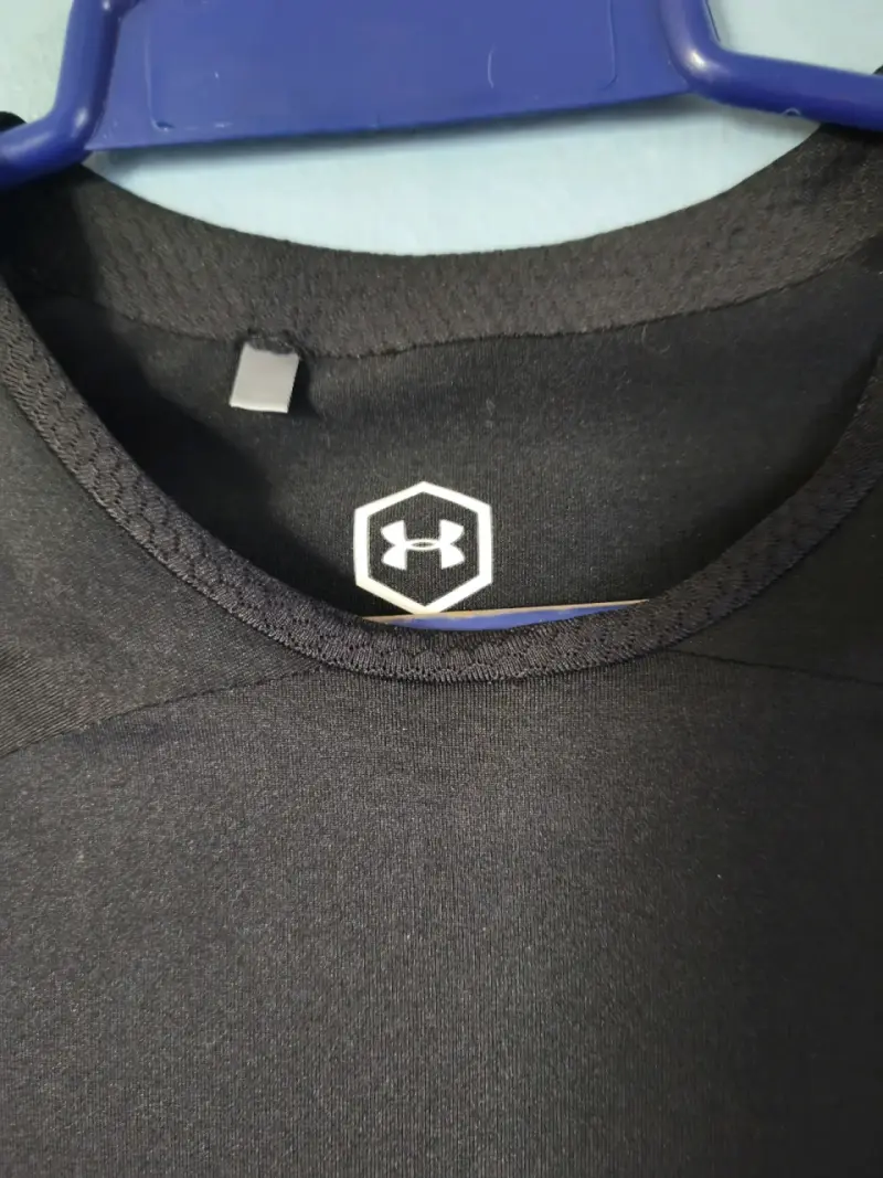 Polera deportiva negra Under Armour Rush - 3
