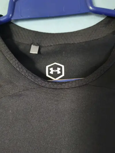 Polera deportiva negra Under Armour Rush - miniatura 3