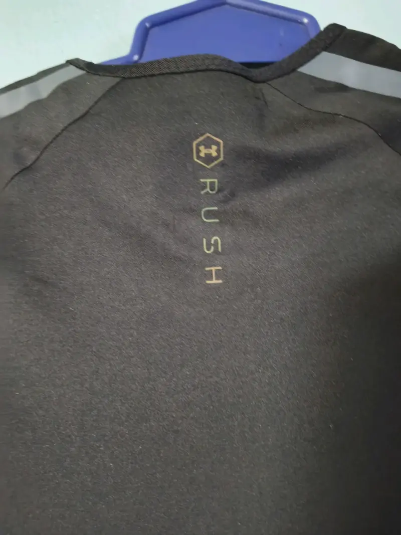 Polera deportiva negra Under Armour Rush - 4