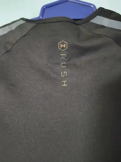 Polera deportiva negra Under Armour Rush - miniatura 4