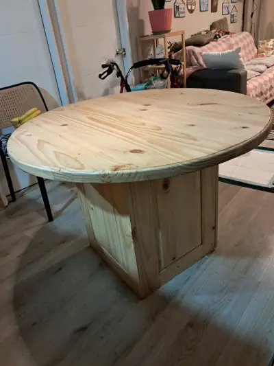 Mesa redonda de madera con almacenamiento - miniatura 1